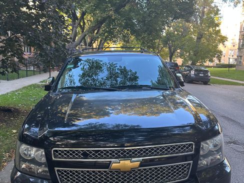 Used 2014 Chevrolet Suburban LTZ image 6