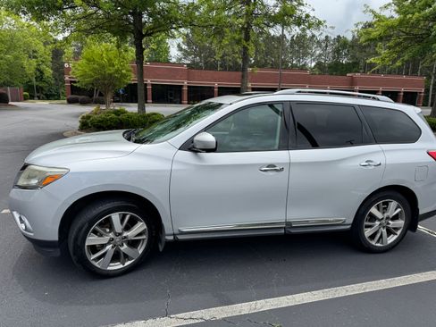 Used 2013 Nissan Pathfinder Platinum w/ Platinum Premium Pkg FWD image 1