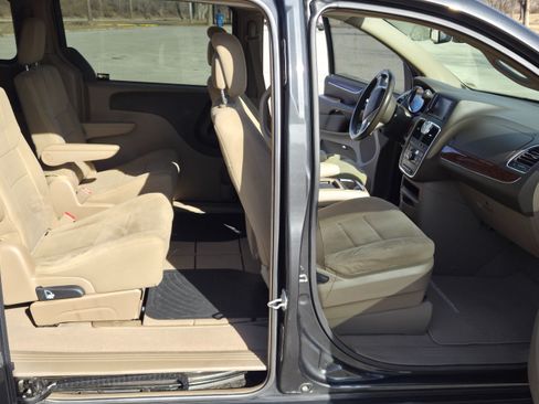 Used 2011 Chrysler Town & Country Touring w/ Driver Convenience Group image 10