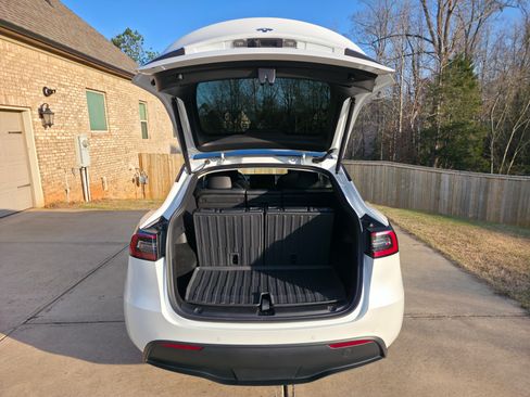 Used 2022 Tesla Model Y Long Range image 9