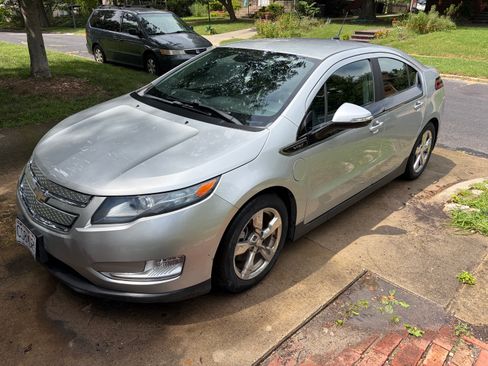Used 2013 Chevrolet Volt Premium w/ Premium Trim Package FWD image 2