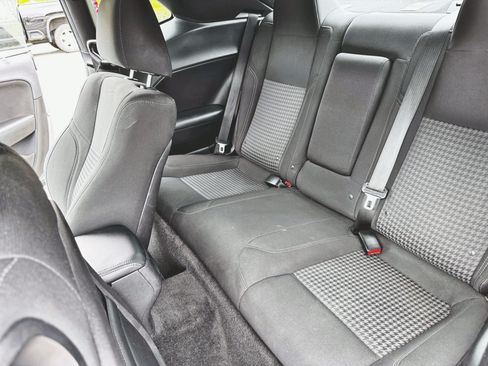 Used 2015 Dodge Challenger SXT w/ Driver Convenience Group image 6