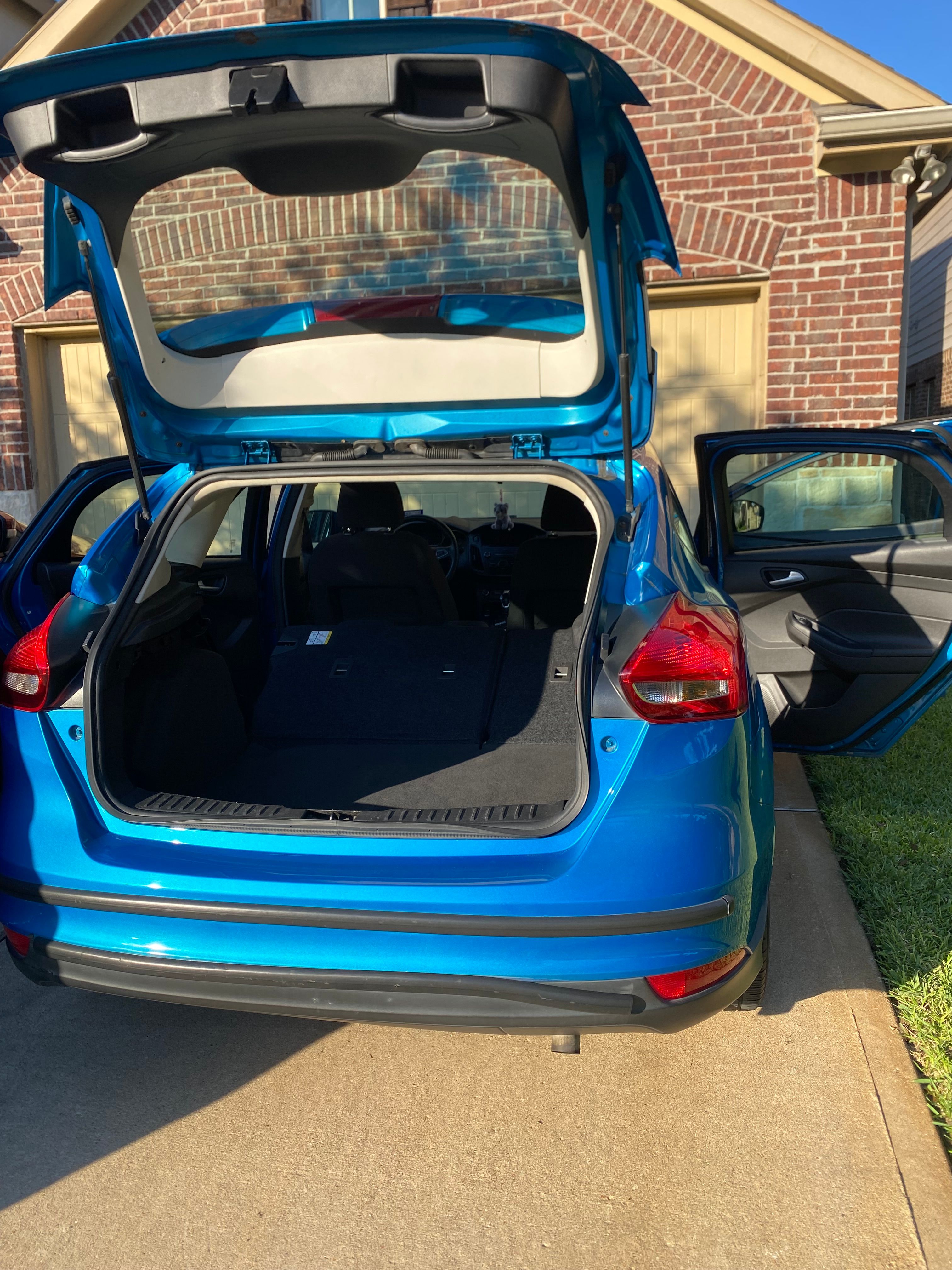 Used 2015 Ford Focus SE w/ SE Cold Weather Package FWD image 8
