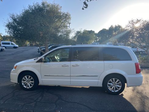 Used 2015 Chrysler Town & Country Limited Platinum FWD image 9