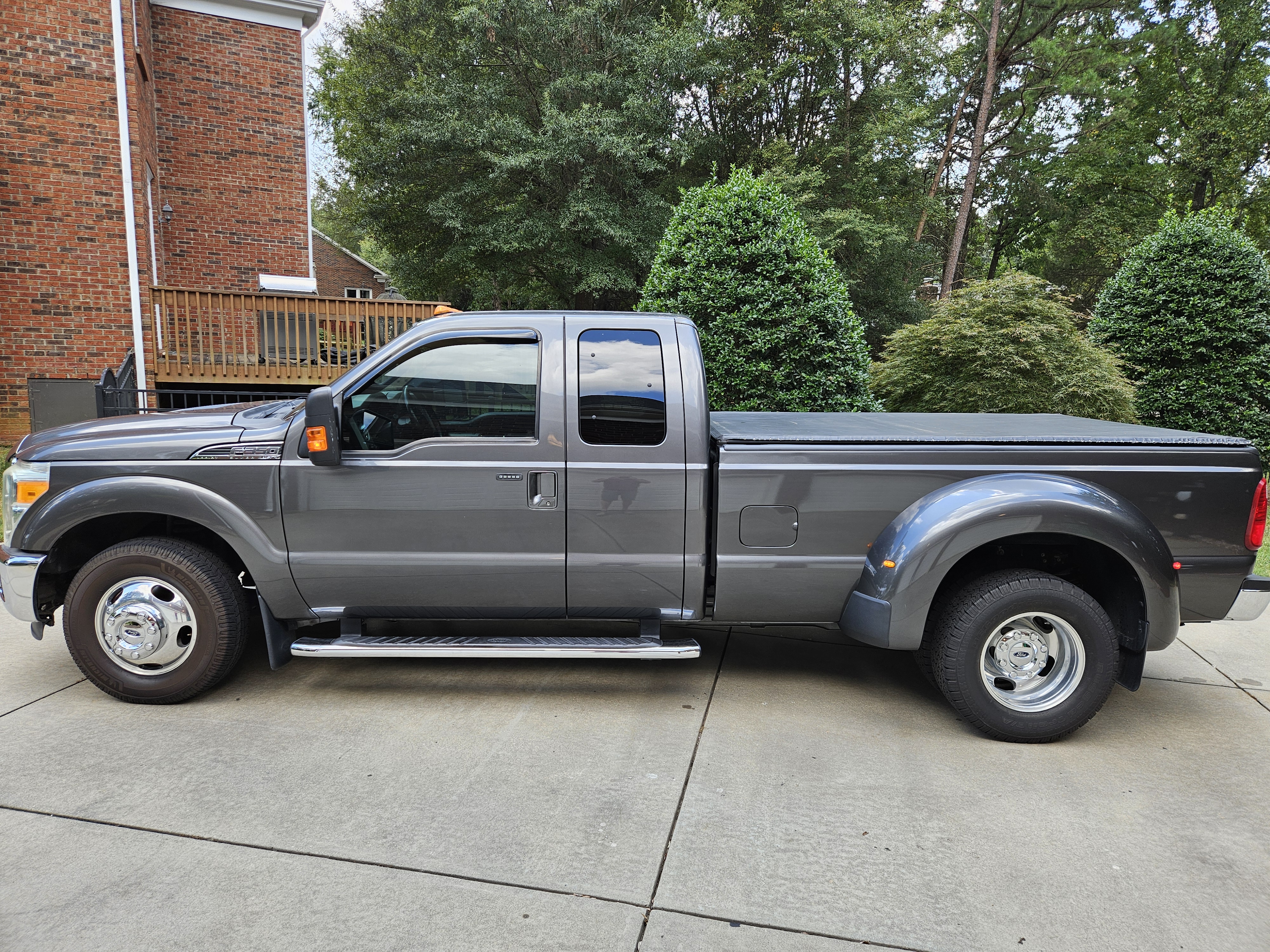 Used 2015 Ford F350 Lariat w/ Lariat Interior Package RWD image 1