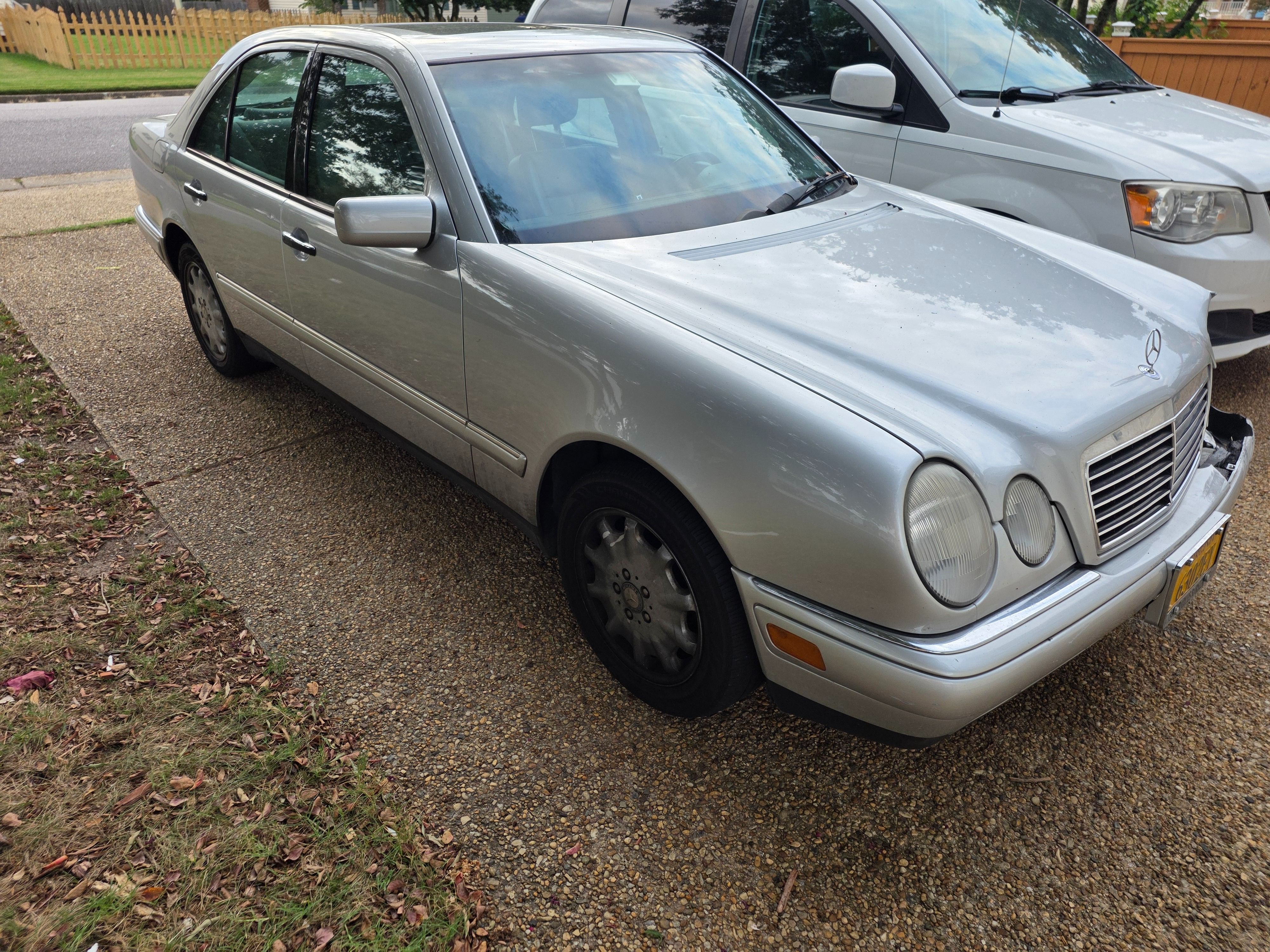 Used 1999 Mercedes-Benz E 320 Sedan image 1