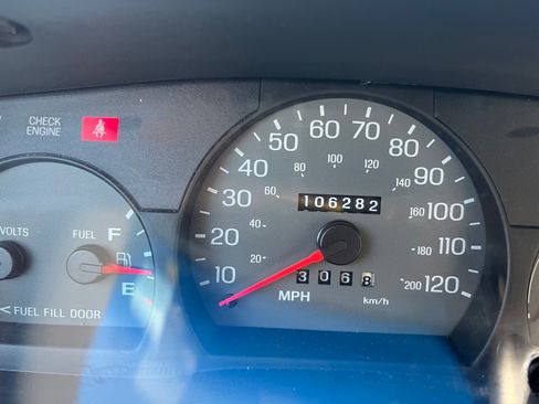 Used 2004 Ford Crown Victoria LX image 8