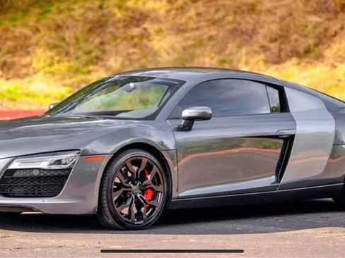 Used 2014 Audi R8 V8 w/ Ceramic Brake Package image 2