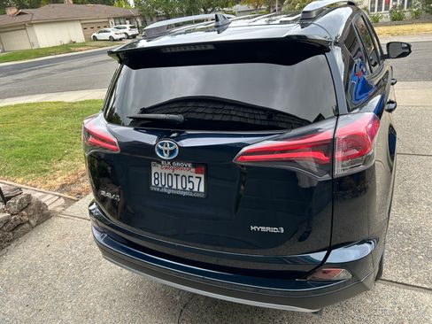 Used 2018 Toyota RAV4 LE AWD/4WD image 6
