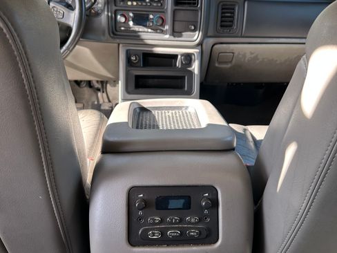 Used 2004 Chevrolet Suburban LS RWD image 21