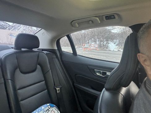 Used 2019 Volvo S60 T6 Momentum w/ Multimedia Package image 11