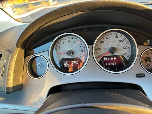 Used 2012 Volkswagen Routan SE image 23