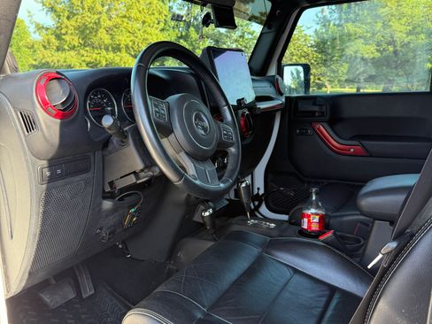 Used 2012 Jeep Wrangler Unlimited Rubicon w/ Connectivity Group AWD/4WD image 14