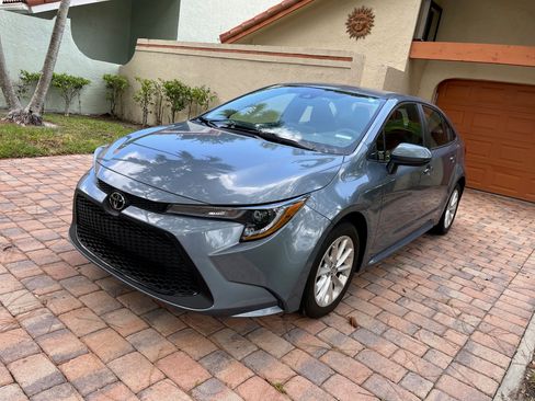 Used 2021 Toyota Corolla LE w/ LE Convenience Package image 2