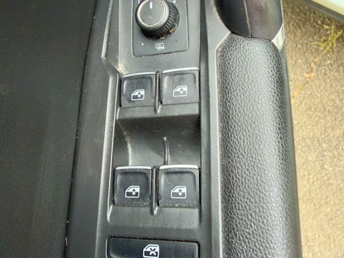 Used 2020 Volkswagen Tiguan SE w/ Panoramic Sunroof Package image 17