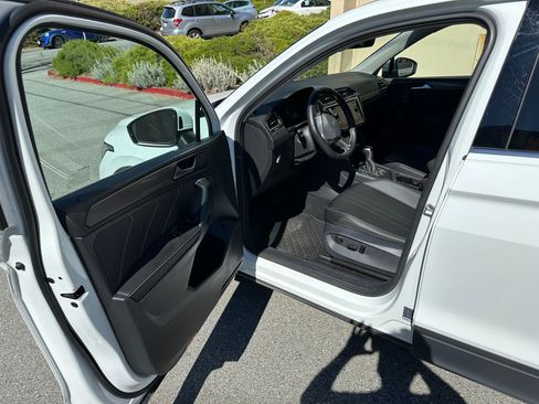 Used 2022 Volkswagen Tiguan SE FWD image 9