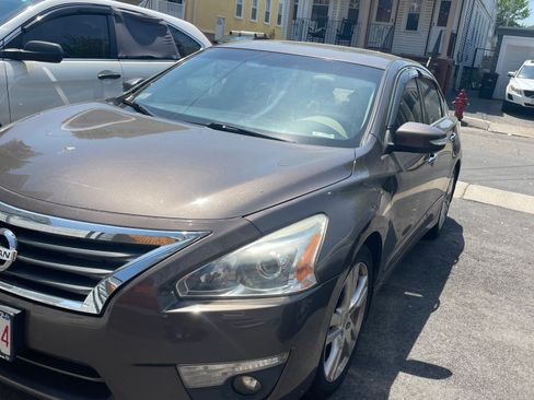 Used 2013 Nissan Altima 3.5 SL w/ Technology Pkg FWD image 2
