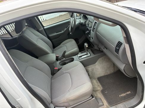 Used 2017 Nissan Frontier SV w/ SV Value Truck Package image 8