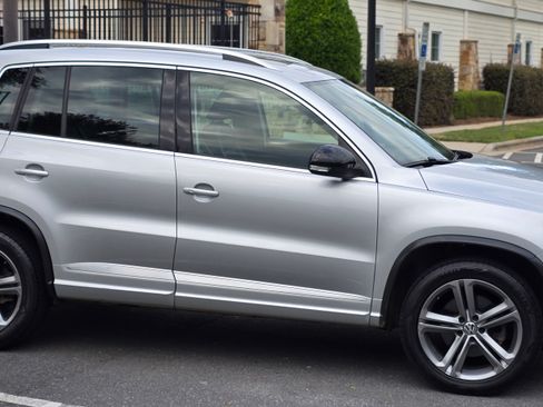 Used 2017 Volkswagen Tiguan Sport image 9