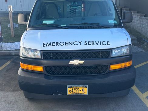 Used 2018 Chevrolet Express 2500 w/ Driver Convenience Package image 4