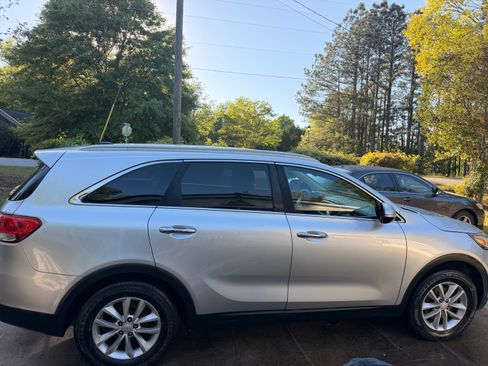 Used 2017 Kia Sorento LX image 2