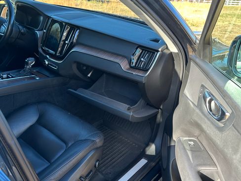 Used 2021 Volvo XC60 T6 Momentum image 16