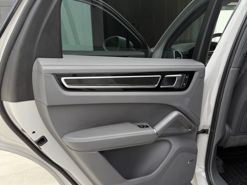 Used 2022 Porsche Cayenne E-Hybrid image 21