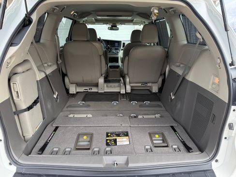 Used 2020 Toyota Sienna XLE Premium image 14