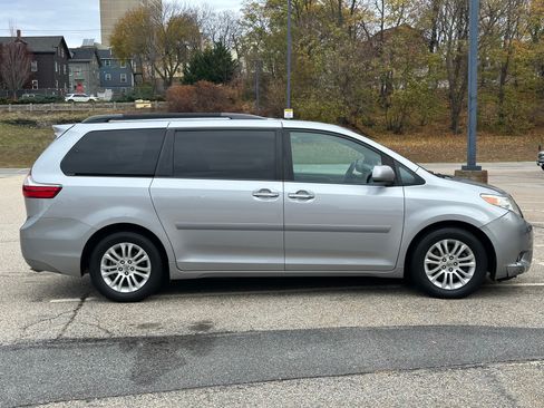 Used 2015 Toyota Sienna XLE image 4