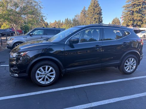 Used 2021 Nissan Rogue Sport SV image 2