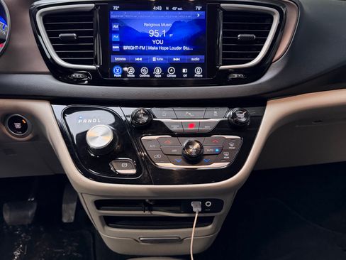 Used 2017 Chrysler Pacifica Touring-L image 2