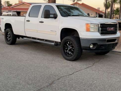 Used 2011 GMC Sierra 2500 SLE w/ SLE Preferred Package AWD/4WD image 2