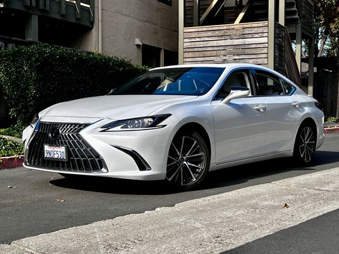 Used 2024 Lexus ES 300h F Sport image 1