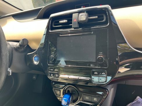 Used 2016 Toyota Prius Three w/ Advanced Technology Package FWD image 18