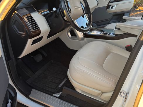 Used 2021 Land Rover Range Rover image 11