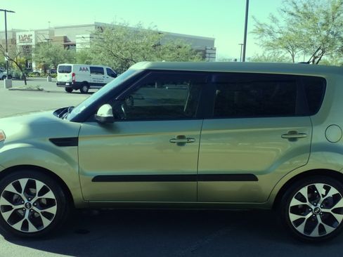 Used 2012 Kia Soul ! w/ Premium Pkg image 2