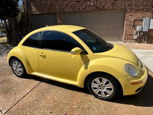 Used 2009 Volkswagen Beetle S image 1