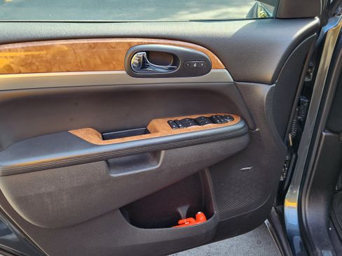 Used 2011 Buick Enclave CXL image 10
