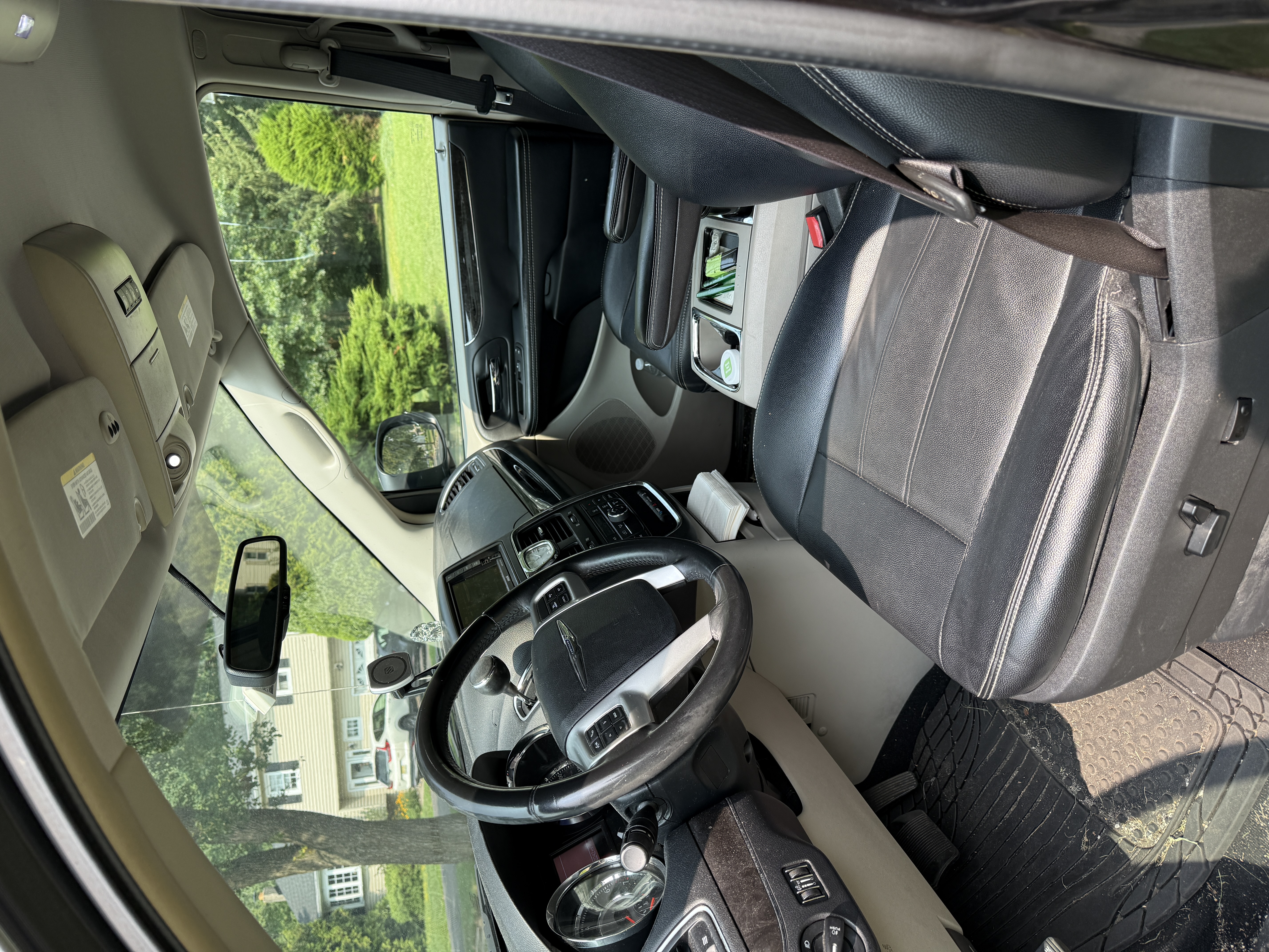 Used 2016 Chrysler Town & Country Touring FWD image 14