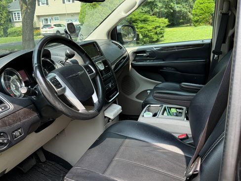 Used 2016 Chrysler Town & Country Touring FWD image 14