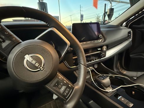 Used 2024 Nissan Rogue SV w/ SV Premium Package image 11