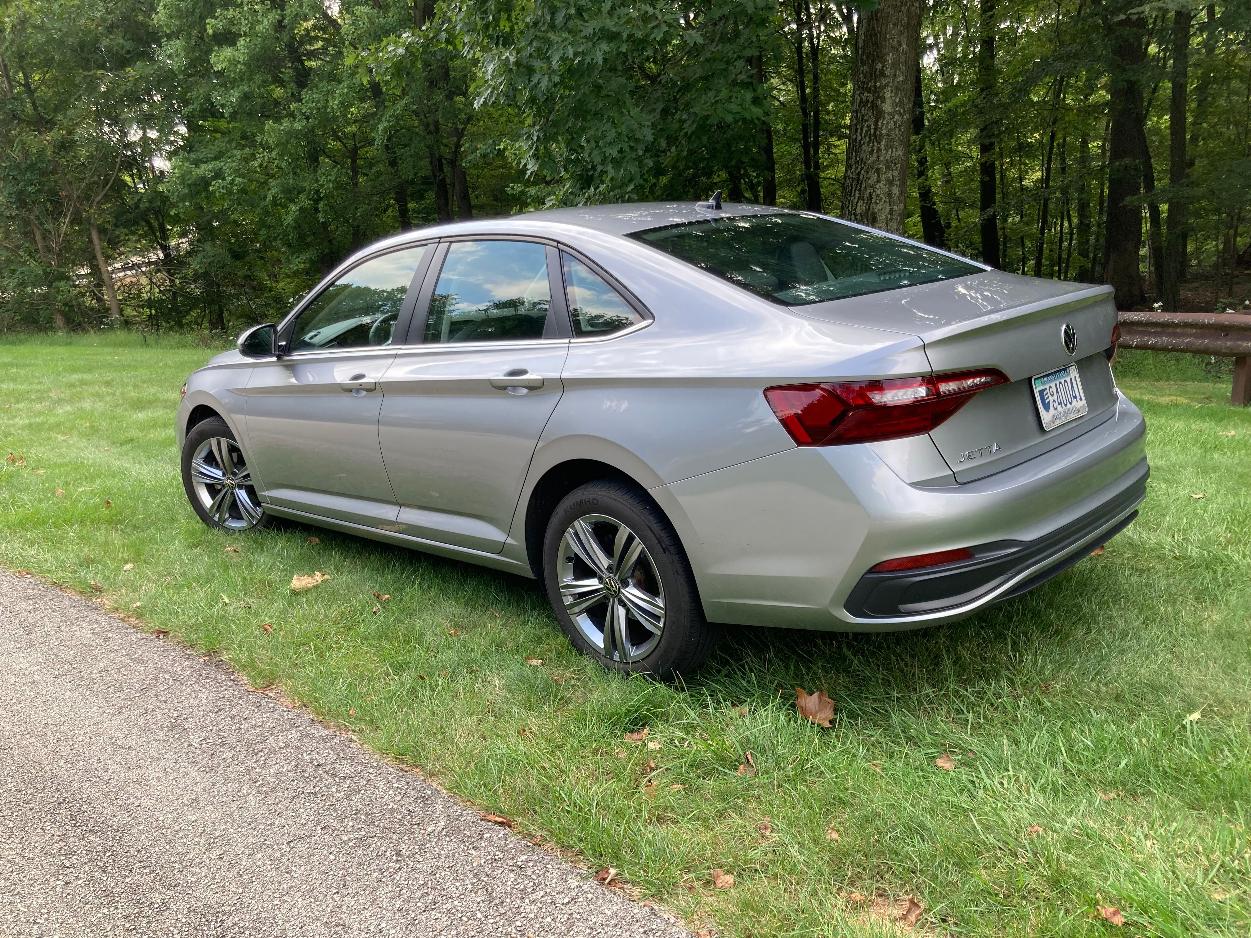 Used 2024 Volkswagen Jetta SE w/ Panoramic Sunroof Package FWD image 2