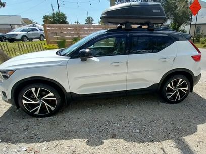 Used 2022 Volvo XC40 T5 R-Design w/ Advanced Package