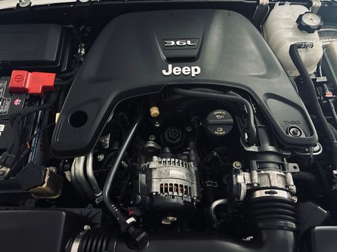 Used 2018 Jeep Wrangler Unlimited Rubicon AWD/4WD image 10