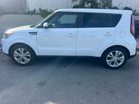 Used 2016 Kia Soul + image 6