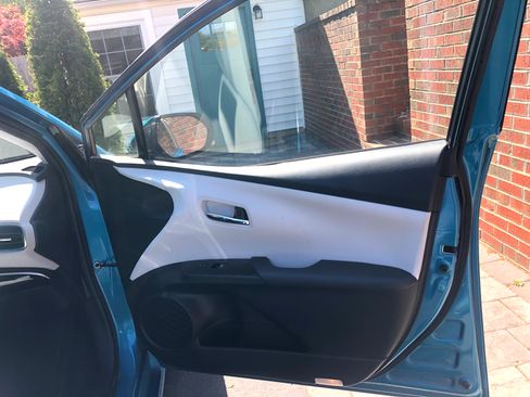 Used 2018 Toyota Prius Prime Premium FWD image 11