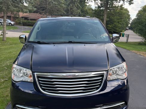Used 2016 Chrysler Town & Country Touring-L FWD image 14