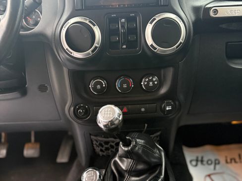 Used 2017 Jeep Wrangler Unlimited Sahara image 5