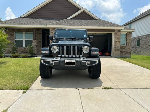 Used 2018 Jeep Wrangler Unlimited Sahara AWD/4WD image 1