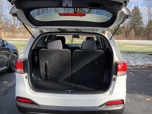 Used 2016 Kia Sorento LX image 9